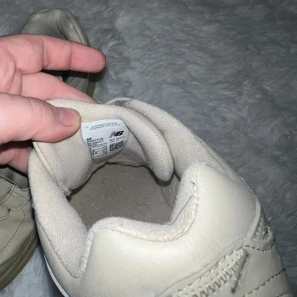New Balance 577 Tan Men’s Walking Shoe Velcro detail size 9 - Picture 6 of 7